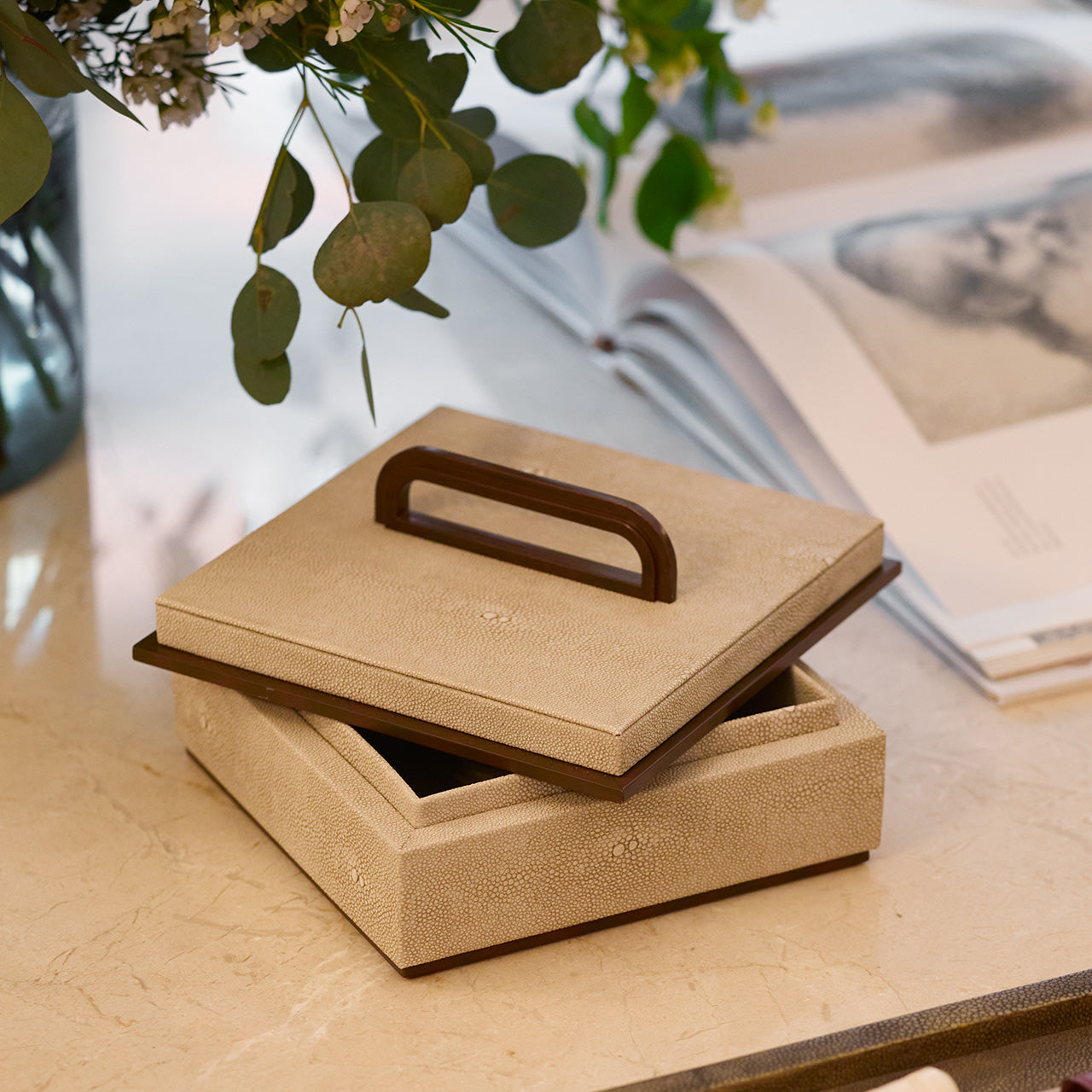 Liten Ecru Faux Shagreen boks