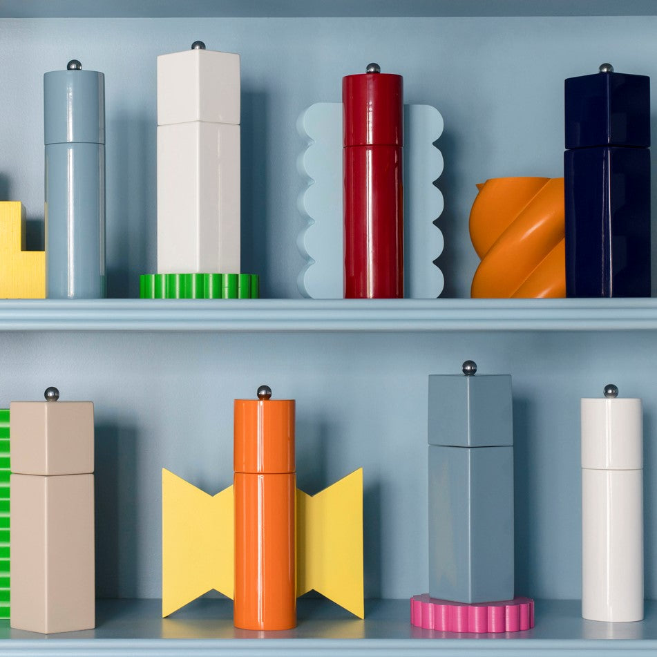 Weiße Salz- oder Pfeffermühle mit runder Säule