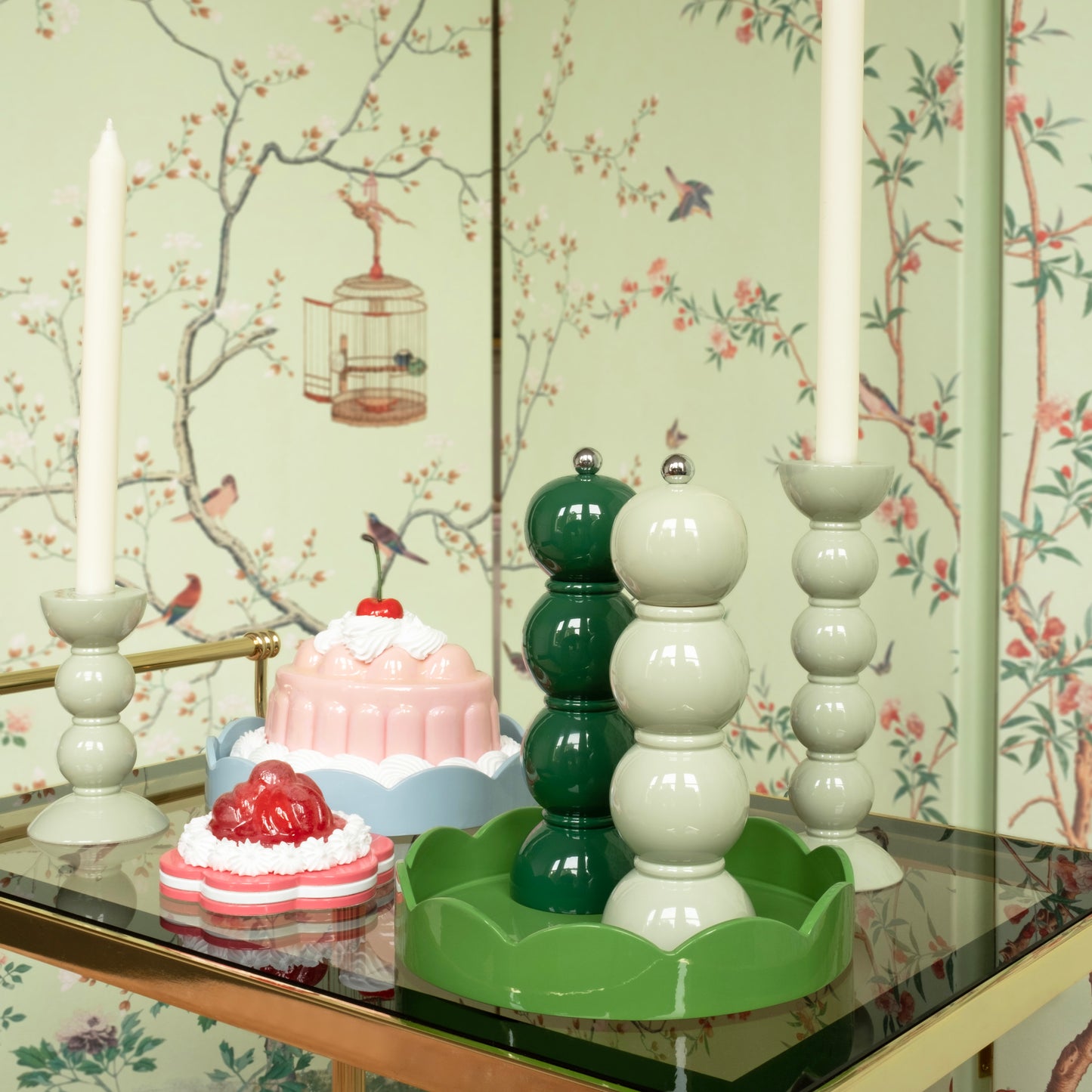 Petit plateau rond festonné vert feuille